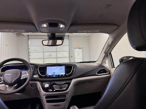 Used 2024 Chrysler Pacifica Touring-L image 21