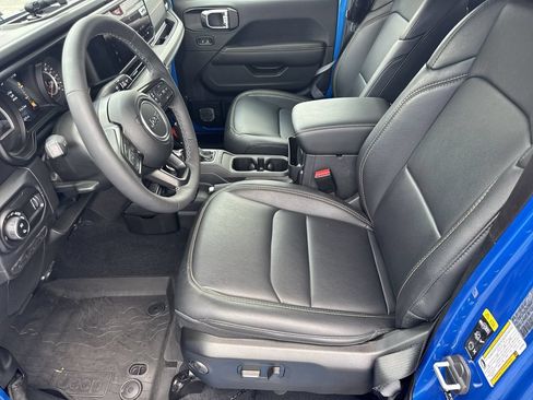 Used 2025 Jeep Gladiator Sport AWD/4WD image 9
