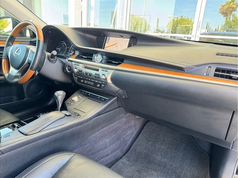 Used 2014 Lexus ES 300h w/ Luxury Package w/Bamboo Trim FWD image 23