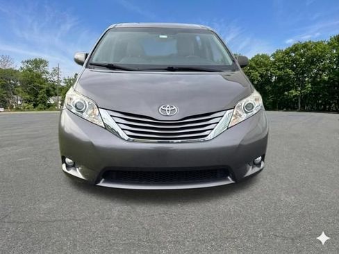 Used 2017 Toyota Sienna XLE FWD image 3