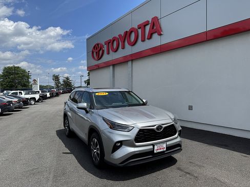 Used 2021 Toyota Highlander XLE AWD/4WD image 1