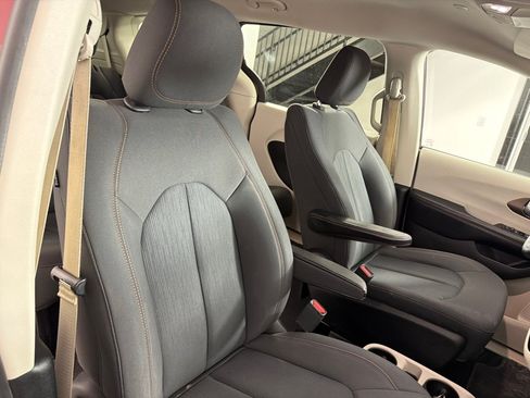 Used 2019 Chrysler Pacifica LX FWD image 23