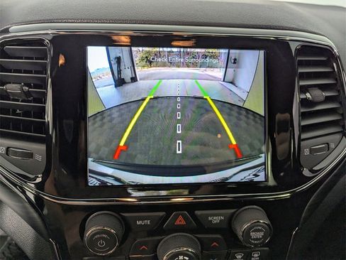 Used 2021 Jeep Grand Cherokee Laredo X image 25