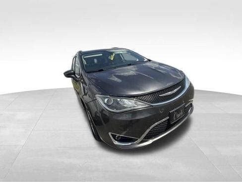 Used 2018 Chrysler Pacifica Touring-L Plus w/ Tire & Wheel Group FWD image 6