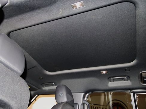 Used 2025 Land Rover Defender 110 S image 25