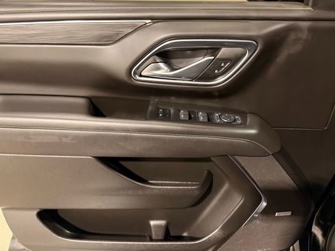 Used 2024 GMC Yukon XL SLT w/ SLT Luxury Package image 14