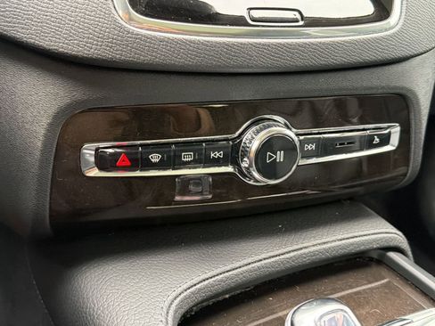 Used 2018 Volvo XC90 T8 Momentum w/ Convenience Package image 17