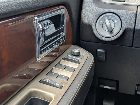 Used 2014 Lincoln Navigator 2WD image 23
