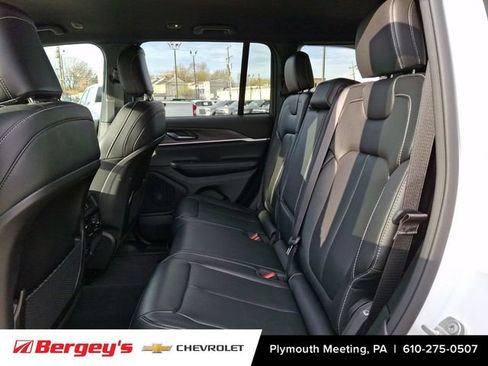 Used 2024 Jeep Grand Cherokee Limited AWD/4WD image 12