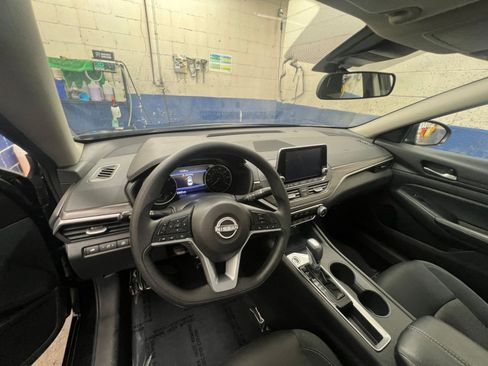 Used 2025 Nissan Altima 2.5 SV FWD image 28