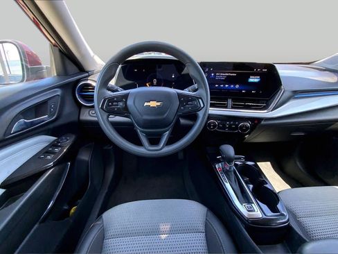 Used 2025 Chevrolet Trax LT FWD image 6