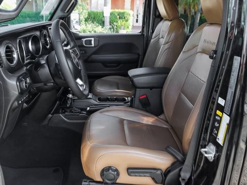 Used 2023 Jeep Wrangler Unlimited Sahara AWD/4WD image 17