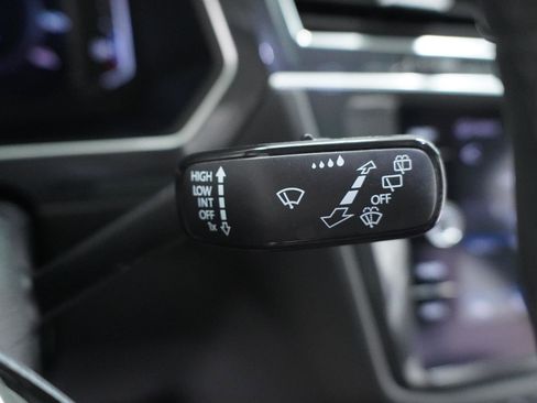 Used 2020 Volkswagen Tiguan SEL FWD image 25