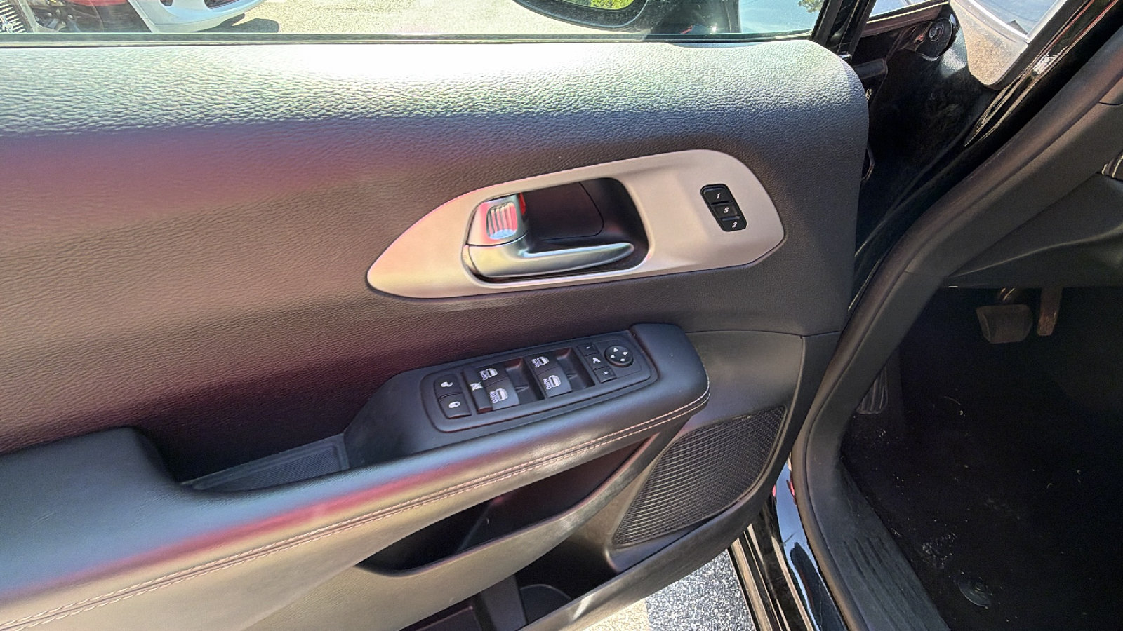 Used 2025 Chrysler Pacifica Limited FWD image 15