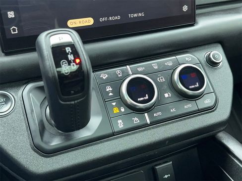 Used 2023 Land Rover Defender 110 V8 image 32