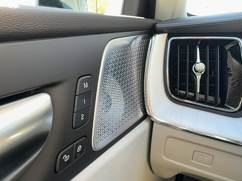 New 2026 Volvo XC60 B5 Ultra w/ Climate Package image 19