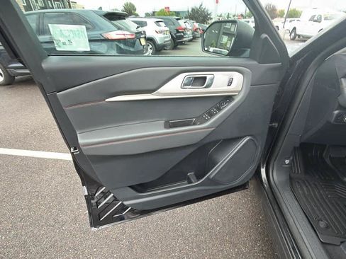 Used 2025 Ford Explorer Active w/ Active Comfort Package AWD/4WD image 9