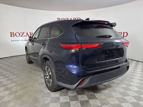 Used 2021 Toyota Highlander XLE AWD/4WD image 6