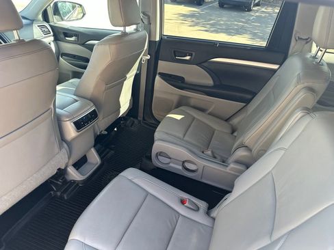 Used 2019 Toyota Highlander XLE AWD/4WD image 18