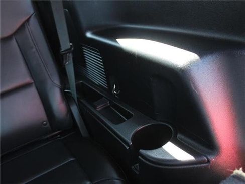 Used 2021 Ford Explorer XLT image 37