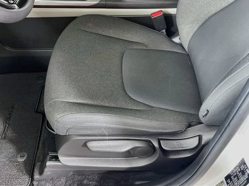 Used 2023 Kia Carnival LX FWD image 19