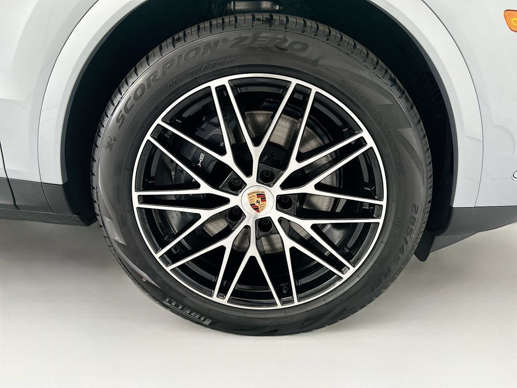 Used 2026 Porsche Cayenne AWD/4WD image 32