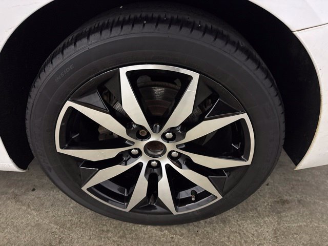 Used 2018 Chevrolet Malibu LT w/ Leather Package FWD image 8