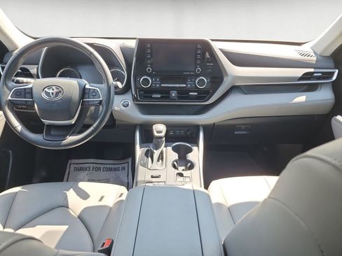 Used 2022 Toyota Highlander XLE AWD/4WD image 11