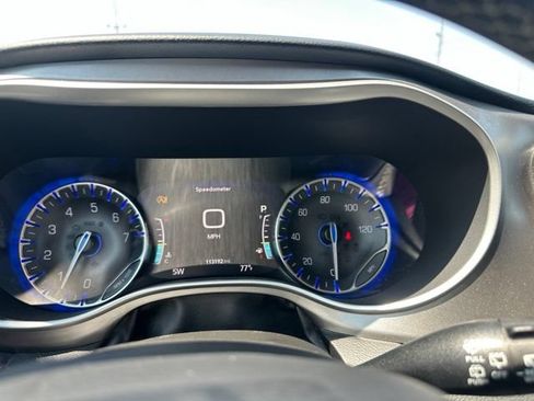 Used 2022 Chrysler Pacifica Touring-L FWD image 41