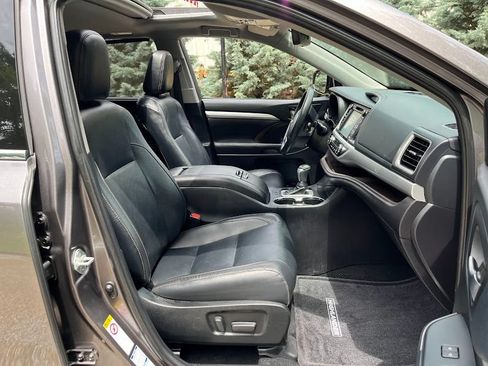 Used 2019 Toyota Highlander XLE AWD/4WD image 36