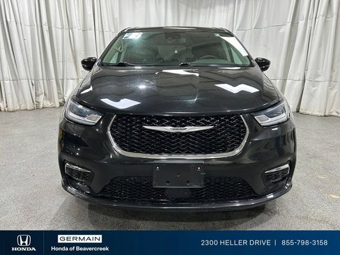 Used 2024 Chrysler Pacifica Limited FWD image 3
