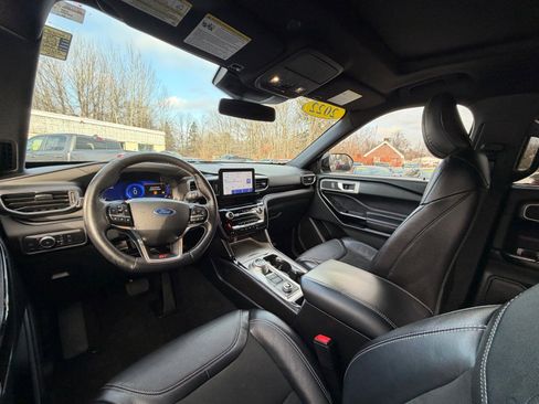 Used 2022 Ford Explorer ST w/ ST Street Pack image 9