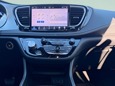 Used 2025 Chrysler Pacifica Limited image 7
