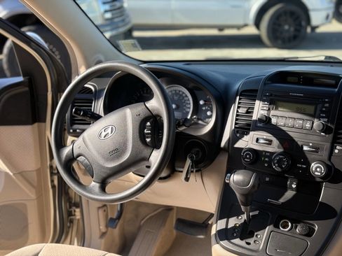 Used 2007 Hyundai Entourage Limited image 23