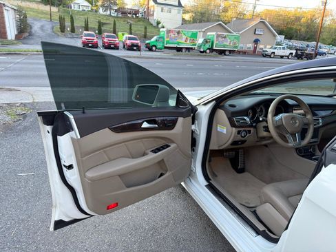 Used 2013 Mercedes-Benz CLS 550 4MATIC w/ Premium I Pkg image 10