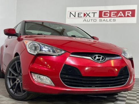 Used 2013 Hyundai Veloster w/ Style Pkg image 3