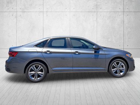 Used 2024 Volkswagen Jetta SE FWD image 4