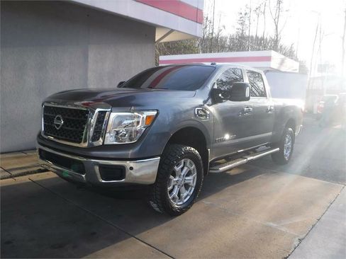 Used 2018 Nissan Titan SV w/ SV Convenience Package image 15