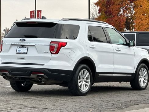 Used 2018 Ford Explorer XLT image 2