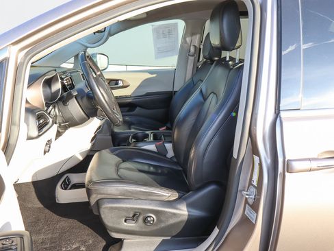 Used 2017 Chrysler Pacifica Touring-L image 7