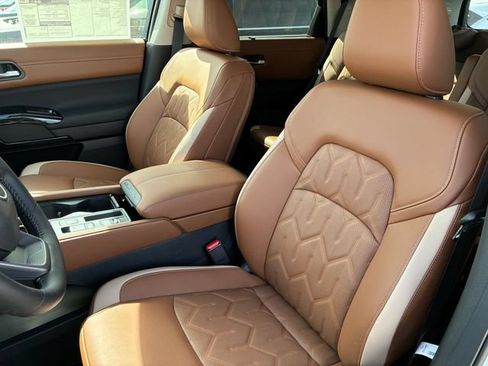 New 2026 Nissan Pathfinder Platinum FWD image 12