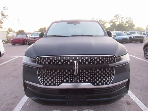 Used 2025 Lincoln Navigator Reserve image 5