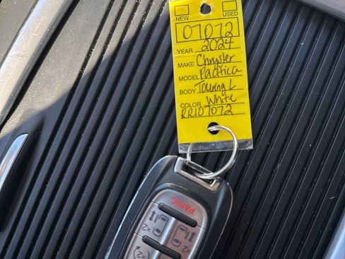 Used 2024 Chrysler Pacifica Touring-L image 17