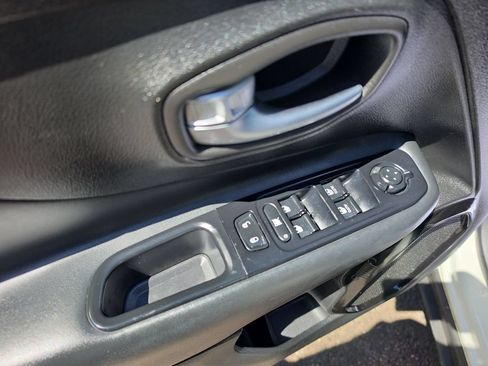 Used 2017 Jeep Renegade Altitude FWD image 11