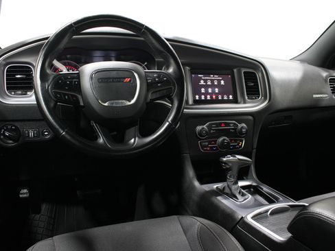 Used 2019 Dodge Charger SXT image 2