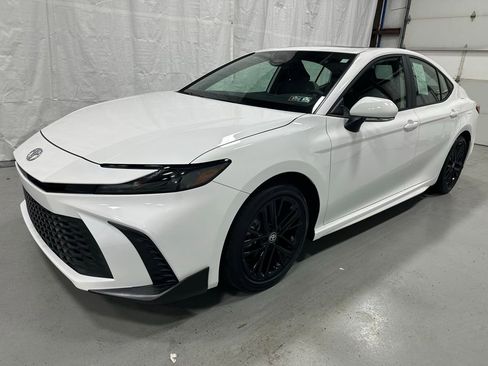 Used 2026 Toyota Camry SE image 3