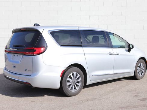 Used 2023 Chrysler Pacifica Limited image 48