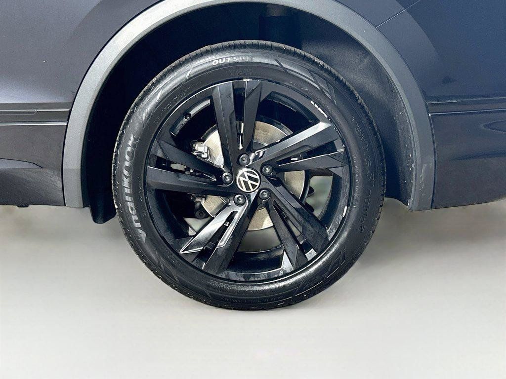 Certified 2024 Volkswagen Tiguan SE R-Line AWD/4WD image 31