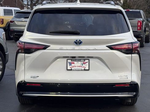 Used 2024 Toyota Sienna Limited image 20
