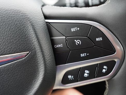 Used 2025 Chrysler Pacifica Select AWD/4WD image 34